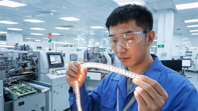 LED灯带生产车间.JPG LED灯带生产车间.JPG