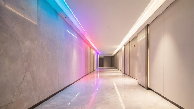 jimeng-2026-08-20-8818-8K超写实商业照明场景,一条RGBW COB灯带安装在现代酒店走廊建筑线性灯槽内... jimeng-2026-08-20-8818-8K超写实商业照明场景,一条RGBW COB灯带安装在现代酒店走廊建筑线性灯槽内...