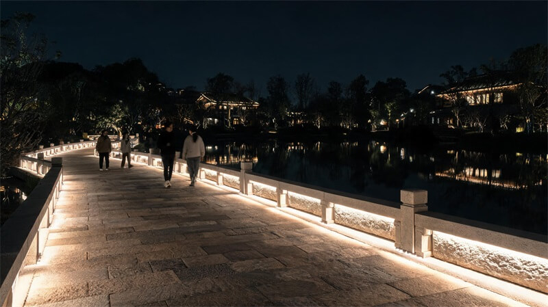jimeng-2026-08-25-3768-8K超写实景区夜游步道实景,夜晚环境,COB LED灯带隐藏安装在石材步道边缘和... jimeng-2026-08-25-3768-8K超写实景区夜游步道实景,夜晚环境,COB LED灯带隐藏安装在石材步道边缘和...