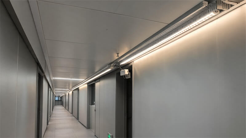jimeng-2026-09-24-3406-8K超写实24V高密度COB LED灯带长距离安装在办公走廊铝型材灯槽内，展示分...