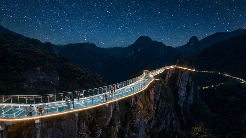 玻璃栈道LED灯带应用案例：打造安全与视觉兼具的夜景照明